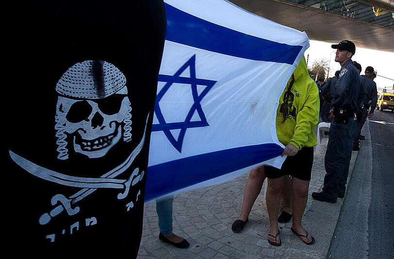 Rechtsextreme Israelis demonstrieren in Jerusalem. Israelische Politiker wollen härter gegen jüdische Extremisten vorgehen.