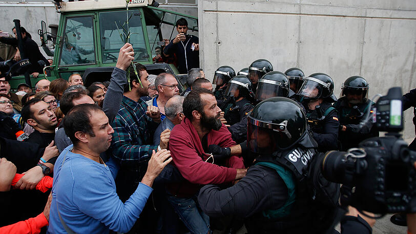 Referendum in Katalonien über die Abspaltung von Spanien. Die Polizei greift massiv in die Wahl ein. Die Bilder.