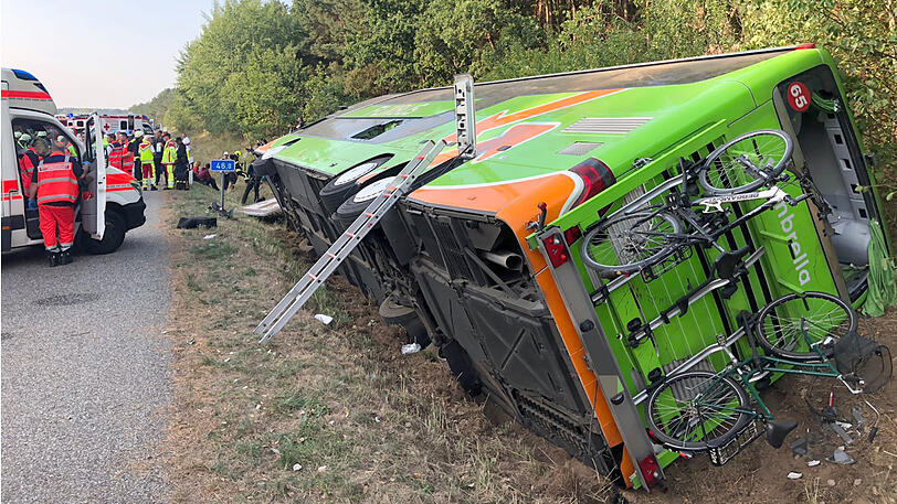 Bei dem Fernbus-Unfall verletzten sich 16 Personen &ndash; die Bilder vom Unfallort.