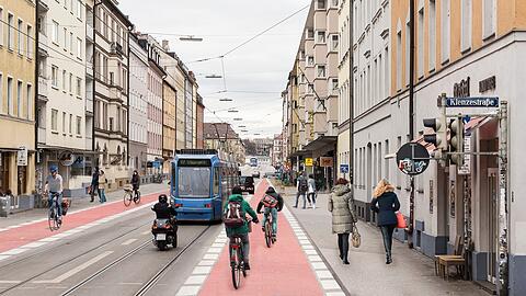 Fahrräder fahren dort, wo einst Autos geparkt haben. Wenn der Stadtrat am Mittwoch zustimmt, könnte die Fraunhoferstraße schon bald etwa so aussehen.