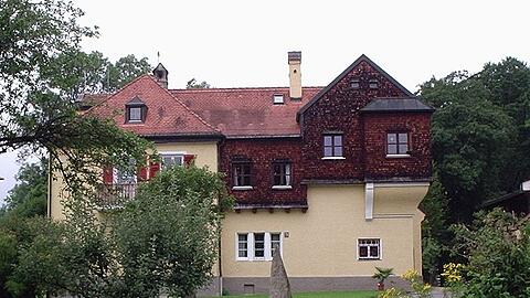 Die ehemals vom Maler Carl Johann Becker-Gundahl bewohnte Villa im Dorfkern von Solln.