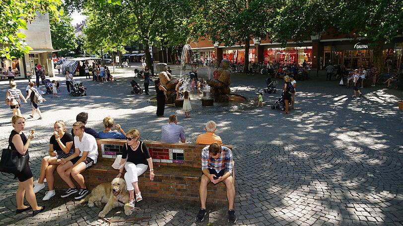 Hier kommt Neuhausen zusammen: der Rotkreuzplatz mit Ziegel-Bänken und dem Steinernen Paar von Klaus Schultze.