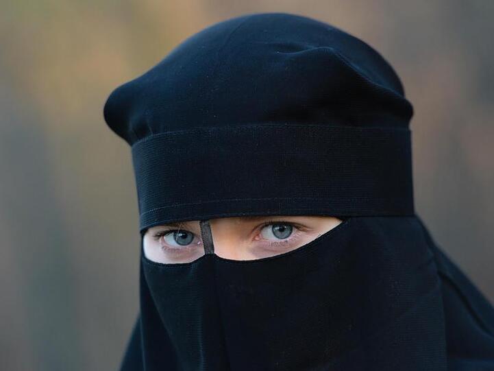Eine Frau trägt einen Niqab, einen Gesichtsschleier (Illustration).