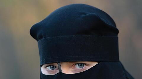 Eine Frau trägt einen Niqab, einen Gesichtsschleier (Illustration).