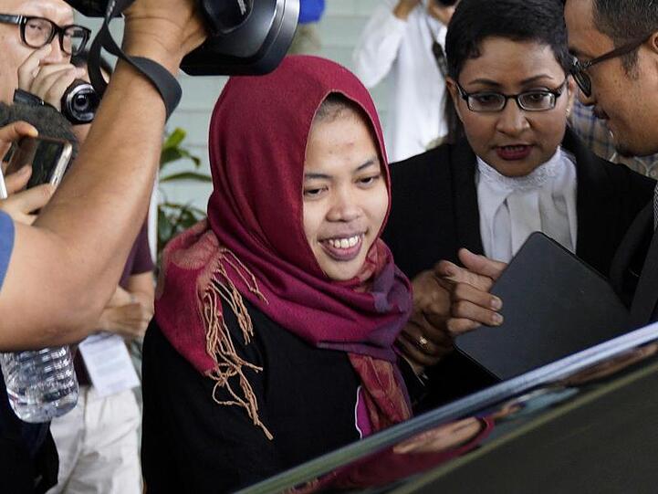 Siti Aisyah lächelt, während sie das Gericht verlässt. Ihr drohte die Todesstrafe.