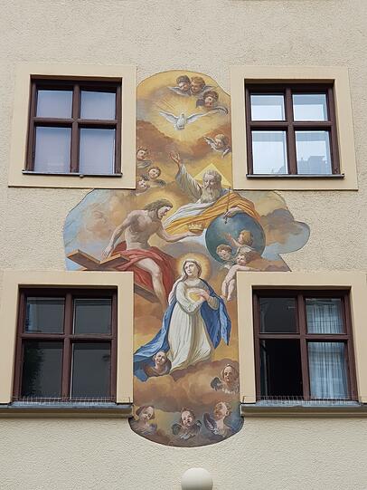 Um 1900 wurde das Haus des Bratwurstherzl am Dreifaltigkeitsplatz im neubarocken Stil bemalt.