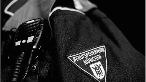 Mit diesem Schwarz-Weiß-Foto trauert die Berufsfeuerwehr München im Internet um ihren verstorbenen Kollegen.