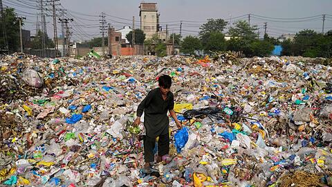 Plastikabfall wird auch exportiert und sorgt in vielen Entwicklungsländern für Probleme. (Archivbild)
