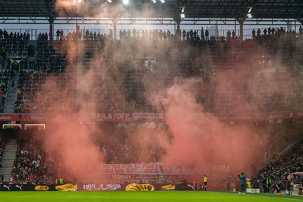 Ohne Z&uuml;ndeln geht's aktuell wohl nicht mehr: Auch beim Testspiel in Salzburg entz&uuml;ndeten die Bayern-Fans ihre Pyro-Fackeln.