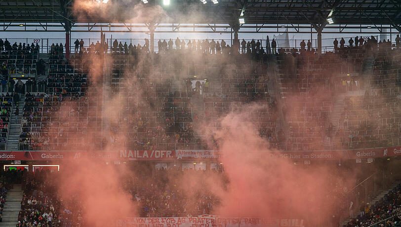 Ohne Z&uuml;ndeln geht's aktuell wohl nicht mehr: Auch beim Testspiel in Salzburg entz&uuml;ndeten die Bayern-Fans ihre Pyro-Fackeln.