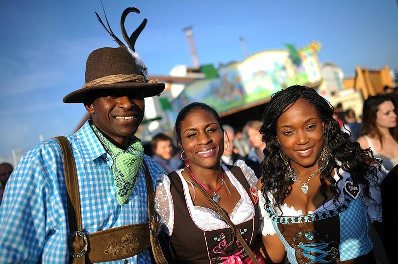 Auch die Afro-Amerikaner schmeißen sich auf der Wiesn in Tracht