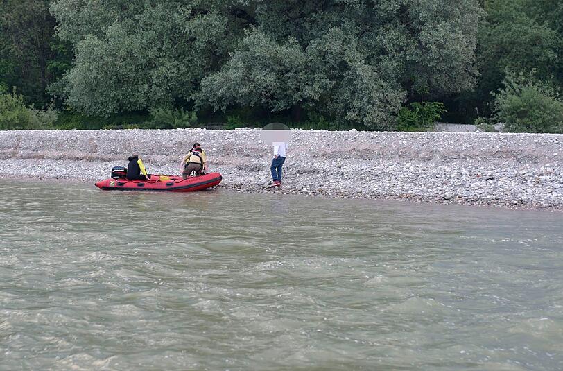 Alleine hätte er es nicht geschafft: Ein Mann ist in die Isar gestürzt und konnte sich gerade noch auf eine Insel retten. Da saß er dann aber fest.