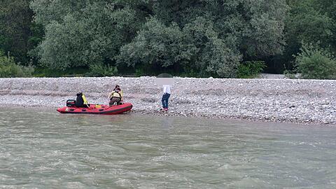 Alleine hätte er es nicht geschafft: Ein Mann ist in die Isar gestürzt und konnte sich gerade noch auf eine Insel retten. Da saß er dann aber fest.
