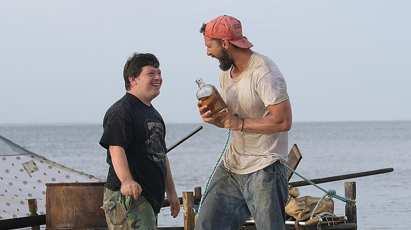Tyler (Shia LaBeouf, r.) knüpft eine besondere Freundschaft zu Zak (Zack Gottsagen)