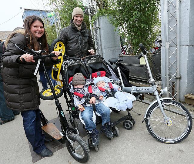 Antje und Henry mit ihren Kindern Julian (2; links) und Felicia (1) haben gleich mehrere Räder gekauft: "Wir haben Großeinkauf gemacht. Ein silbernes Klapprad für Gäste oder Mitnehmen beim Zelten, ein gelbes Laufrad für die Kinder und einen Roller, um mal schnell Brötchen und sowas zu holen. Dafür haben wir 190 Euro bezahlt. Das ist sehr günstig."