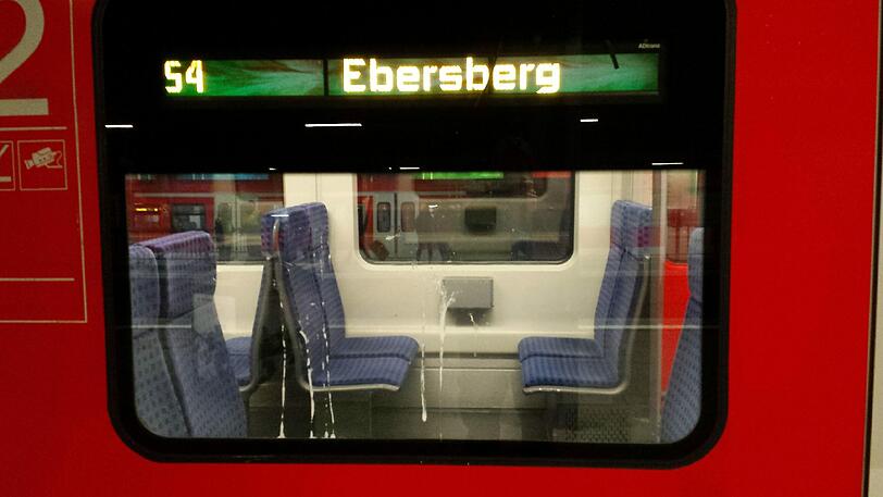 Eine gesprungene Glasscheibe, Spuckeschlieren am Fenster, zerkratzter Lack: Die Polizei fasste drei Randalierer am Pasinger Bahnhof.