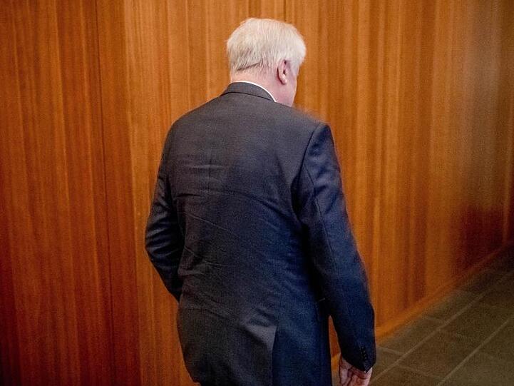 Horst Seehofer (CSU), Bundesminister für Inneres, Heimat und Bau, verlässt eine Pressekonferenz im Innenministerium. Foto: Michael Kappeler