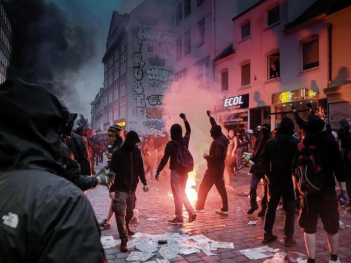 Menschen protestieren während des G20-Gipfels im Hamburger Schanzenviertel.