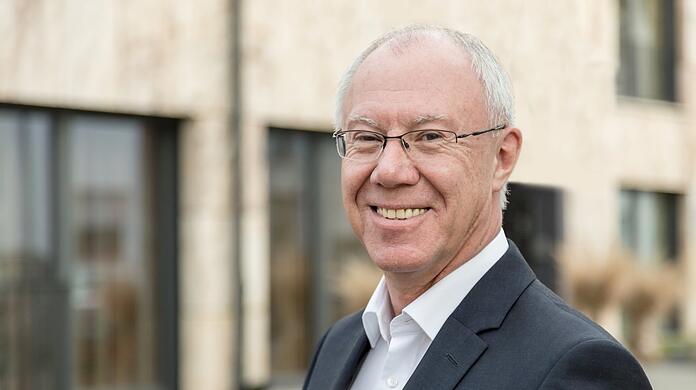 Kaspar Pfister (64) ist Gründer der Benevit-Gruppe, die verschiedene Formen der Altenpflege anbietet. Zuvor arbeitete er als kommunaler Verwaltungsbeamter.