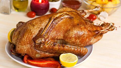 Gedeckter Tisch ohne Stress. Den perfekten Braten fürs Weihnachtsessen bereiten viele Wirte in diesem Jahr zum Mitnehmen vor.