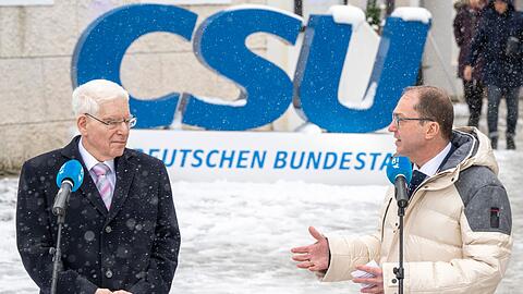 Der Präsident des Zentralrats der Juden in Deutschland Josef Schuster (l) und Alexander Dobrindt, CSU-Landesgruppenchef, geben gemeinsam ein Pressestatement.