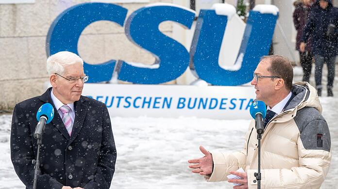 Der Präsident des Zentralrats der Juden in Deutschland Josef Schuster (l) und Alexander Dobrindt, CSU-Landesgruppenchef, geben gemeinsam ein Pressestatement.