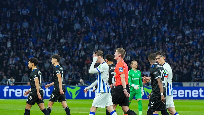 Schiedsrichter Florian Exner verlässt mit den Spielern beider Mannschaften das Spielfeld.