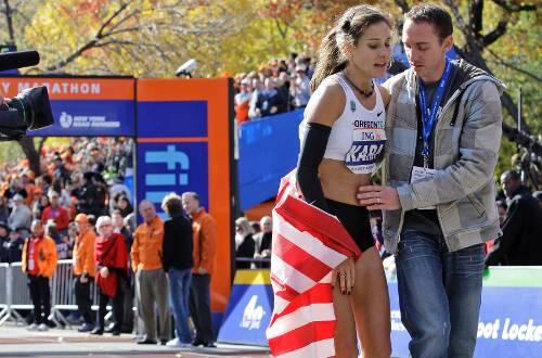 Kara Goucher lief in New York ihren ersten marathon udn kam durch. Zwei andere Läufer verstarben an Herzinfarkten.