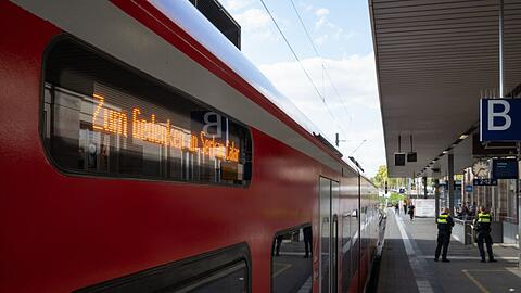 Eine Schweigeminute auf Gleis 1 leitete das Gedenken ein.