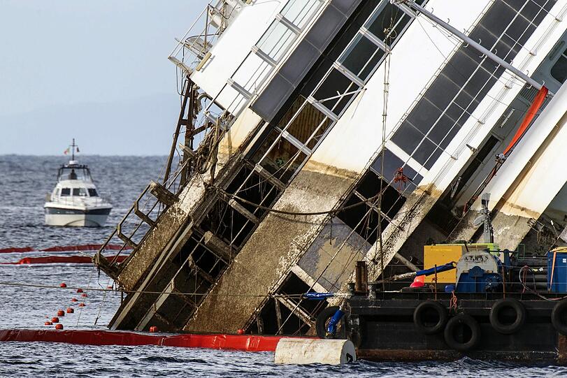 Der Bergungseinsatz am havarierten 
Kreuzfahrtschiff &bdquo;Costa Concordia&ldquo; hat sich am Montag deutlich 
verzögert. Die Aufrichtung des Schiffs vor der italienischen Insel 
Giglio werde voraussichtlich erst am Dienstag im Morgengrauen 
abgeschlossen sein. Die Bilder!