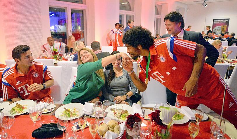 Die Bayern feiern: Nach dem Sieg gegen Borussia Dortmund im DFB-Pokalfinale lässt der FC Bayern in Berlin die Korken knallen. Hier die Feierbilder aus der Telekom-Zentrale.
