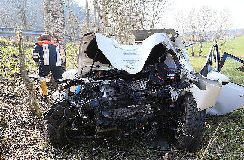 Bilder vom Unfall in Wald bei Altötting. Eine junge Fahranfängerin ist von der Fahrbahn abgekommen und gegen einen Baum geprallt.