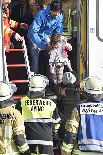 Der Mazda wurde von der S-Bahn erfasst und von den Schienen geschleudert. Der Fahrer hatte mehrere Schutzengel: Er erlitt nur einen Schock.