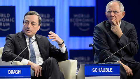 Bundesfinanzminister Wolfgang Schäuble sieht Anzeichen für ein Ende der Niedrigzinspolitik von EZB-Chef Mario Draghi (l.).