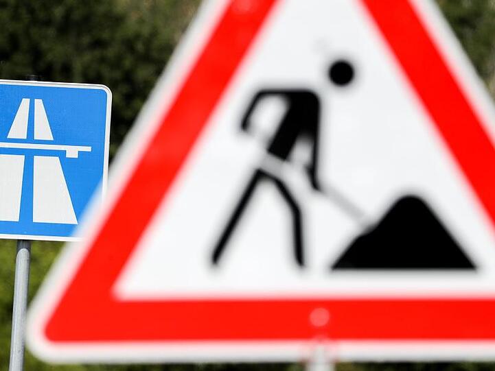 Ein Schild weist auf eine Baustelle auf einer Autobahn hin. Foto: Jan Woitas/zb/dpa/Symbolbild