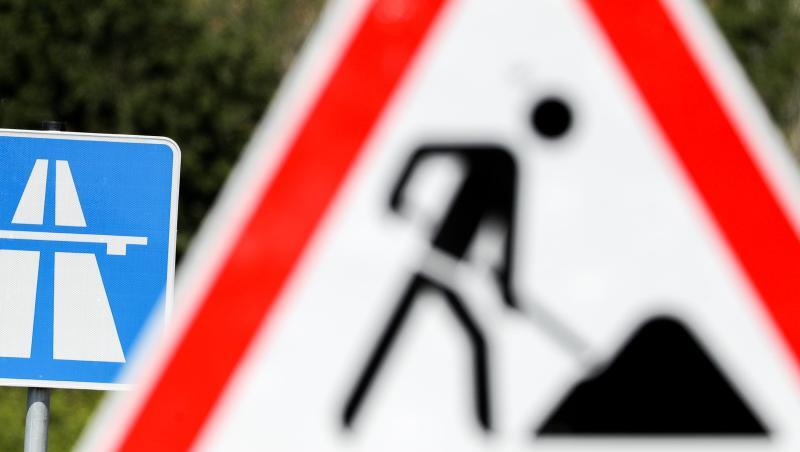 Ein Schild weist auf eine Baustelle auf einer Autobahn hin. Foto: Jan Woitas/zb/dpa/Symbolbild