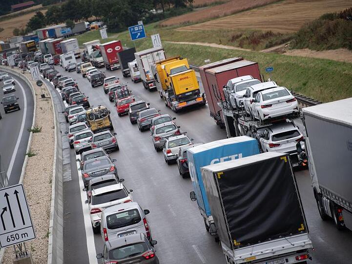 Autos stehen im Stau.