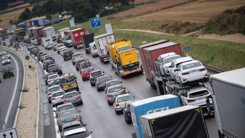 Autos stehen im Stau. Autos stehen im Stau.