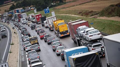 Autos stehen im Stau.