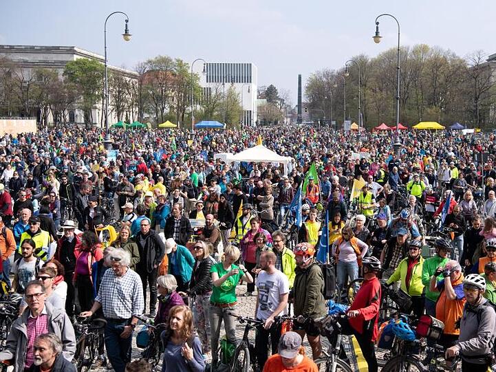 Zahlreiche Teilnehmer nehmen an der Radsternfahrt durch die Innenstadt teil. Foto: Sven Hoppe