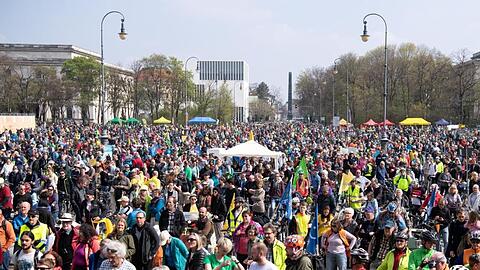 Zahlreiche Teilnehmer nehmen an der Radsternfahrt durch die Innenstadt teil. Foto: Sven Hoppe