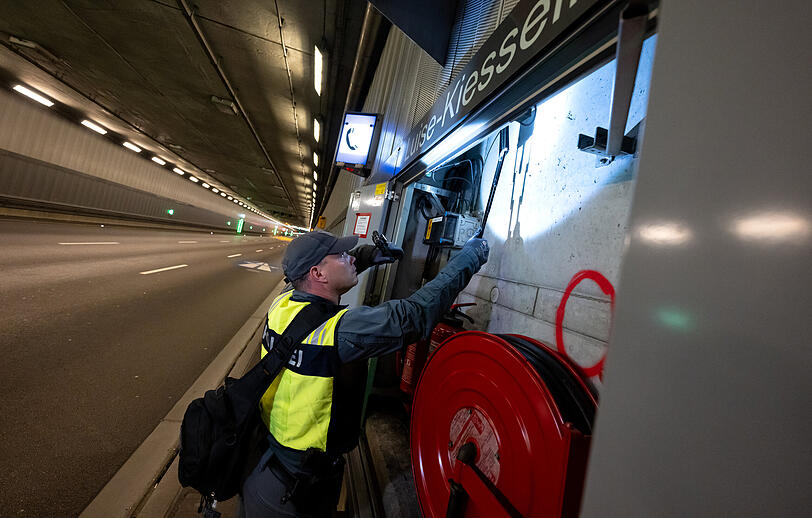 Ein Polizist im Tunnel.