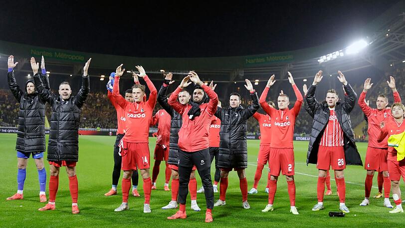 Auf nach München: Freiburgs Profis stimmen sich mit ihren Fans auf das Topspiel bei den Bayern ein.