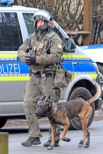 Auch Polizeihunde waren im Einsatz.