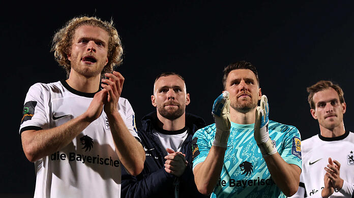 Patrick Hobsch (2.v.l.) und Rene Vollath (3.v.l.) trafen erstmals mit den Löwen auf ihren Ex-Klub Unterhaching.