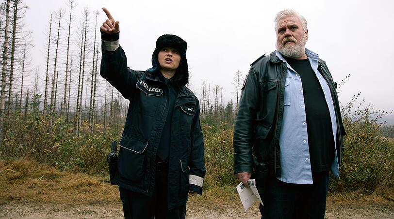 Ich glaub', ich steh' im Wald: Mette (Anna Fischer) und Koops (Aljoscha Stadelmann) ermitteln am Unfallort und haben viele offene Fragen.