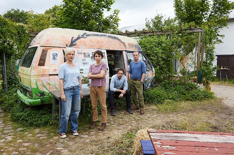 Die Freunde (von links) Inga (Anna Schudt), Sophie (Julia Koschitz), Bodo (Hans Löw) und Thies (Mark Waschke) leben gemeinsam mit ihren Kindern auf einem Hof im Wendland. Die Freunde (von links) Inga (Anna Schudt), Sophie (Julia Koschitz), Bodo (Hans Löw) und Thies (Mark Waschke) leben gemeinsam mit ihren Kindern auf einem Hof im Wendland.