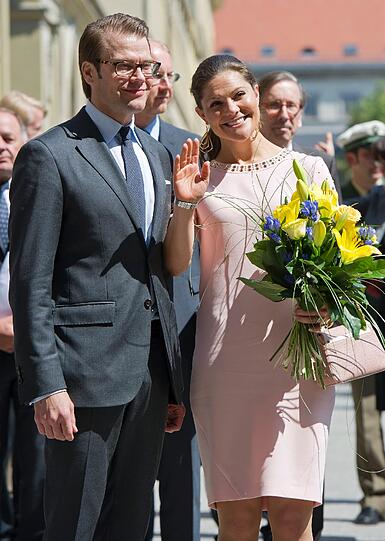 Victoria ist zum ersten Mal Mutter geworden. Die 34-Jährige brachte am frühen Donnerstagmorgen (23.02.12) eine Tochter zur Welt - wurde die Mini-Prinzessin etwa in München gezeugt? Fest steht vor neun Monaten waren Victoria und Gatte Daniel zu Besuch in der Weltstadt mit Herz - hier die Bilder...