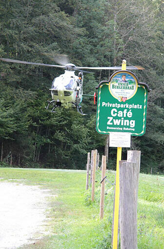 Die Leiche des verunglückten Mountainbikers wurde mit einem Hubschrauber geborgen.