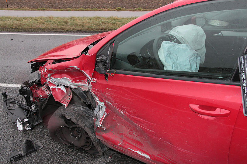 Auf der B12 zwischen Maitenbeth und Haag wurde am Mittwoch eine Person bei einem Verkehrsunfall leicht verletzt. Die Ursache ist noch unklar. Bilder von der Unfallstelle.